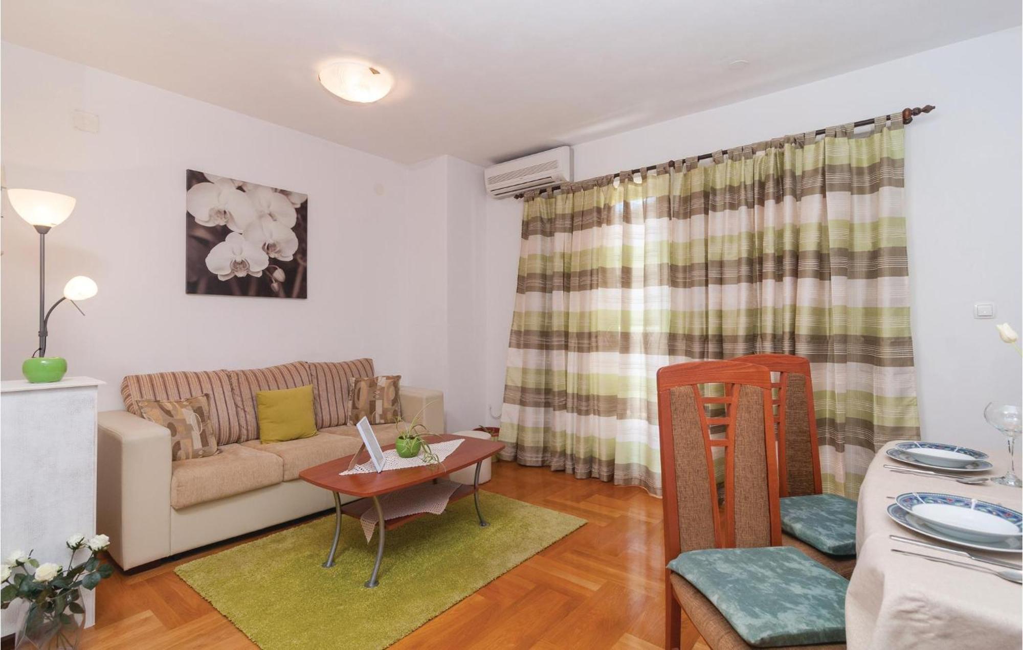 Lovely Apartment In Split With Wifi ภายนอก รูปภาพ