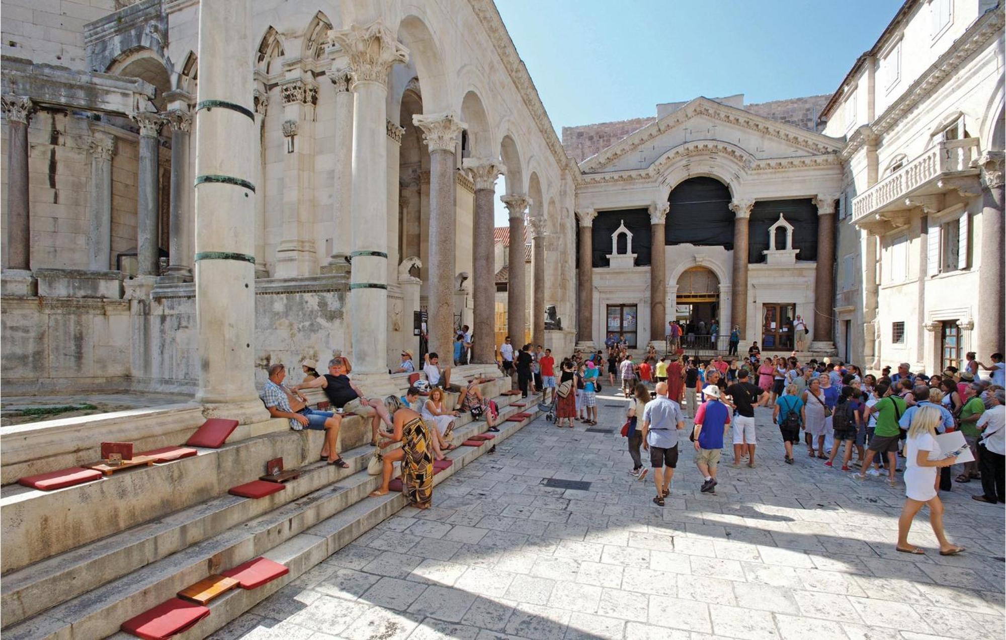 Lovely Apartment In Split With Wifi ภายนอก รูปภาพ